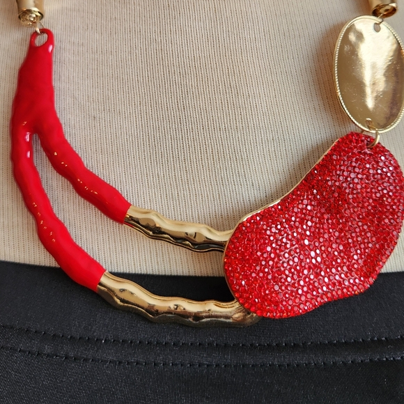 ✨️ Elegant Red and Gold Necklace with Earrings Set ✨️ - Picture 13 of 15